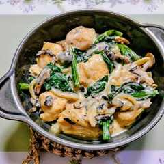 A picture of 節約簡単夕飯主菜鶏胸肉茸法蓮草クリーム煮肉料理.