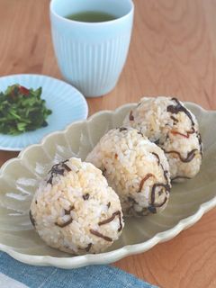 うま味たっぷり!塩昆布のオイルおにぎり-レシピのメイン写真