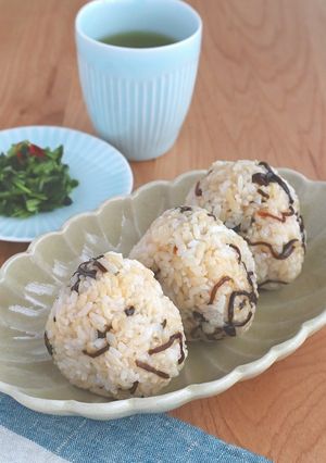 うま味たっぷり！塩昆布のオイルおにぎり-レシピのメイン写真