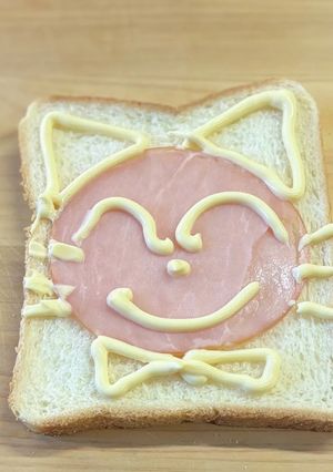 M字に折れた食パンは猫ちゃんパン-レシピのメイン写真