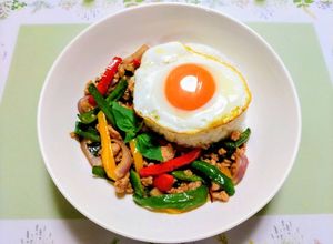簡単昼食！鶏ひき肉ピーマンのガパオライス-レシピのメイン写真