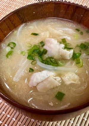 プルプルコラーゲン♪鶏皮と玉ねぎのおみそ汁-レシピのメイン写真
