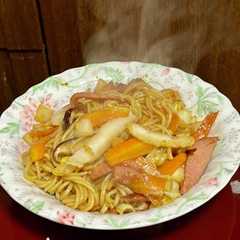 รูปของ 白菜とソーセージの焼きそば・焼肉のタレで