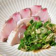 ブリの湯引き、香味野菜の醤油漬け添え