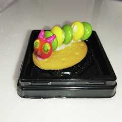 รูปของ はらぺこあおむし　マーブルチョコで