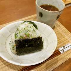 รูปของ クレソンと梅干し入りおにぎり