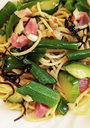 塩昆布と緑野菜でペペロンチーノ-レシピのメイン写真