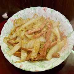 รูปของ 白菜とランチョンミートの焼きそば