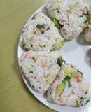 カニカマとブロッコリーの彩りおにぎり