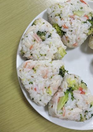 カニカマとブロッコリーの彩りおにぎり-レシピのメイン写真