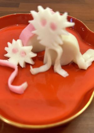 座る辰飾り切り　かまぼこ干支飾り切り-レシピのメイン写真