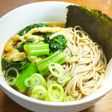 かつお菜と薄揚げの温かい蕎麦 発酵玉葱