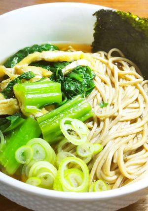 かつお菜と薄揚げの温かい蕎麦　発酵玉葱-レシピのメイン写真