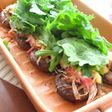 ベーコンと椎茸のチーズ焼き 春菊を乗せて