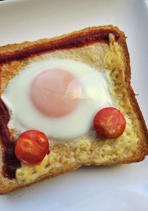 朝！ケチャップマヨハーフトマト目玉焼パン-レシピのメイン写真
