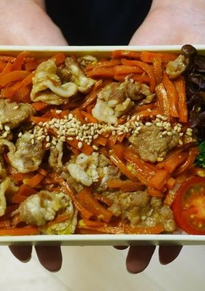 レンジで簡単★人参と豚肉の甘醤油丼弁当-レシピのメイン写真