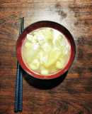 揚げと玉ねぎとキャベツのお味噌汁