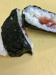 明日のお弁当/おにぎり/梅干し-レシピのメイン写真