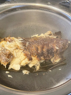 正月焼き鯛を、昆布と蒸して食べ尽くし-レシピのメイン写真