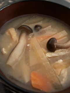 大根・油揚げ・人参・しめじのみそ汁-レシピのメイン写真