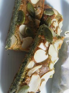 新聞紙型!米粉とヨモギのスクエアケーキ-レシピのメイン写真