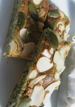 新聞紙型！米粉とヨモギのスクエアケーキ-レシピのメイン写真