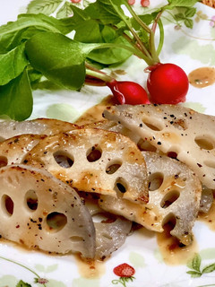簡単♪蓮根の胡麻油炒め+胡麻ドレッシング-レシピのメイン写真