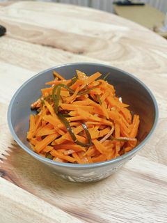 振って振って☆人参の塩昆布炒め-レシピのメイン写真