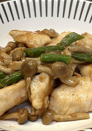 鶏肉としめじの梅肉炒め-レシピのメイン写真