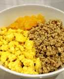 これはビックリ、ミカンがのってる三食丼