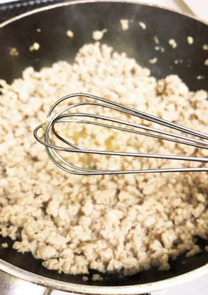ひき肉そぼろを作る時はホイッパーが便利♪-レシピのメイン写真