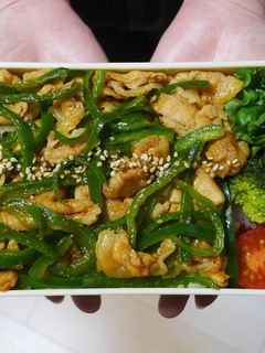 レンジdeピーマンと豚肉のピリ辛丼弁当-レシピのメイン写真