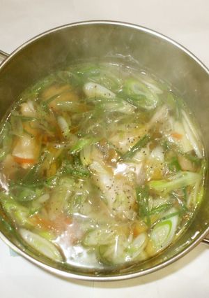 鶏手羽元のスープ♪冷えを撃退簡単漢方薬膳-レシピのメイン写真