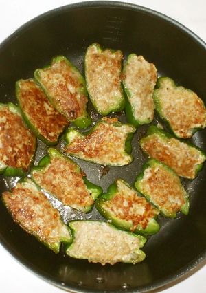 ピーマンの生姜肉詰め♪胃腸を元気簡単薬膳-レシピのメイン写真