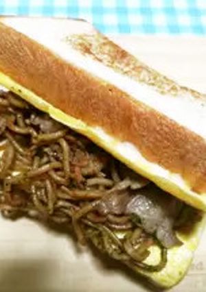 オムそばサンド（焼きそばリメイク）-レシピのメイン写真