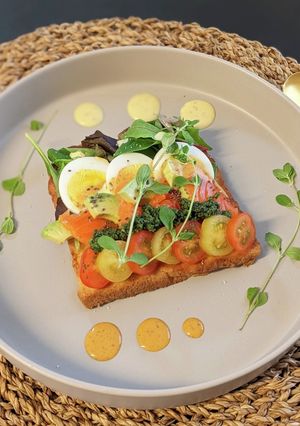 サーモンアボカド野菜たっぷりスモーブロー-レシピのメイン写真