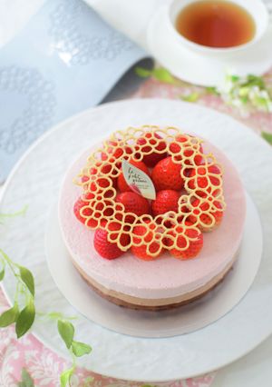レースをのせたストロベリーショコラムース-レシピのメイン写真