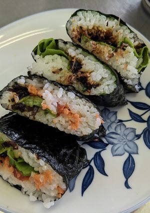 ご飯と具材をはさむだけ☆おにぎらず-レシピのメイン写真