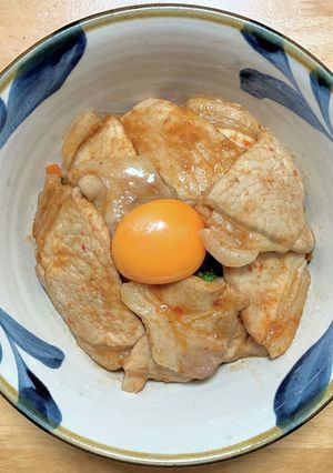 ニラとニンニクと卵黄で中華風スタミナ豚丼-レシピのメイン写真