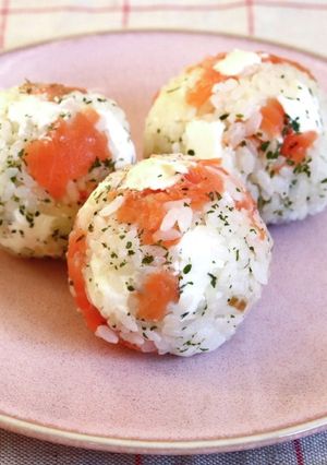 スモークサーモンとクリチのパリおにぎり-レシピのメイン写真