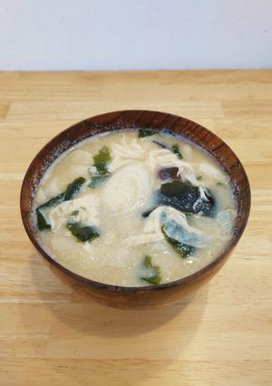 だしが効いた湯葉とわかめの味噌汁-レシピのメイン写真