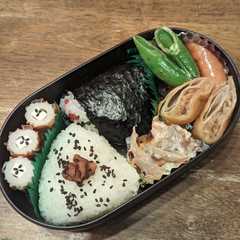 รูปของ JK☆2種の梅おにぎり弁当♪