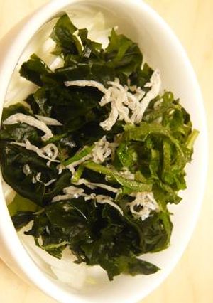 栄養満点！新玉葱とジャコわかめのサラダ-レシピのメイン写真
