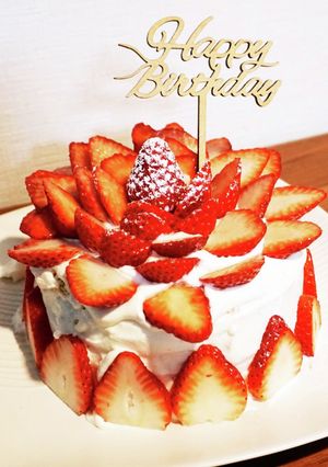 いちごフラワーの誕生日ケーキ-レシピのメイン写真