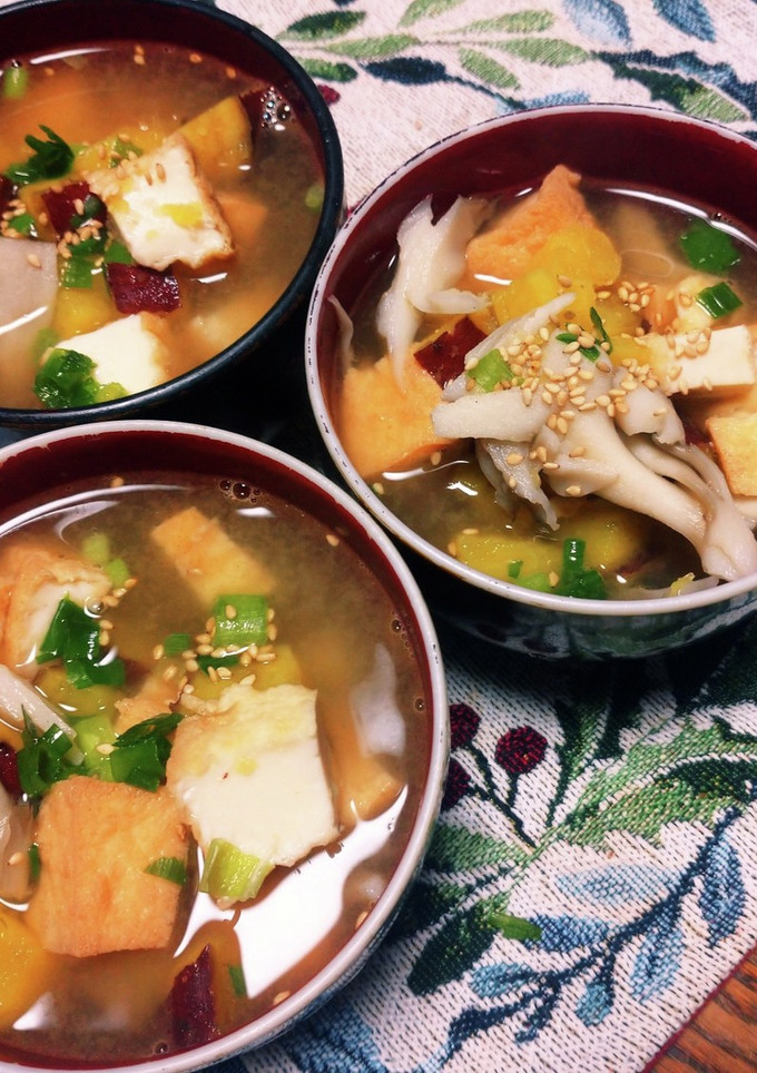 絹厚揚げと薩摩芋と舞茸の味噌汁-レシピのメイン写真