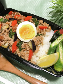 ガパオ風 夏野菜と梅豚そぼろ丼弁当-レシピのメイン写真