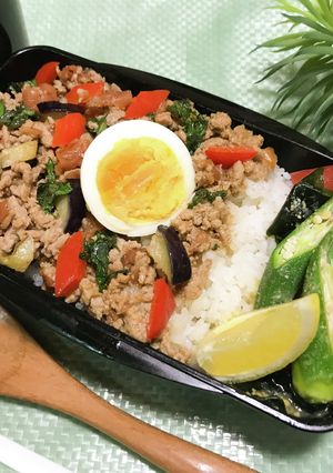 ガパオ風　夏野菜と梅豚そぼろ丼弁当-レシピのメイン写真