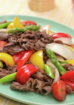 赤ワインソースで！牛肉のホットサラダ-レシピのメイン写真