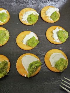 アボカドディップとチーズのクラッカー!-レシピのメイン写真