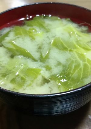 キャベツの一枚目とねぎの葉先の味噌汁-レシピのメイン写真